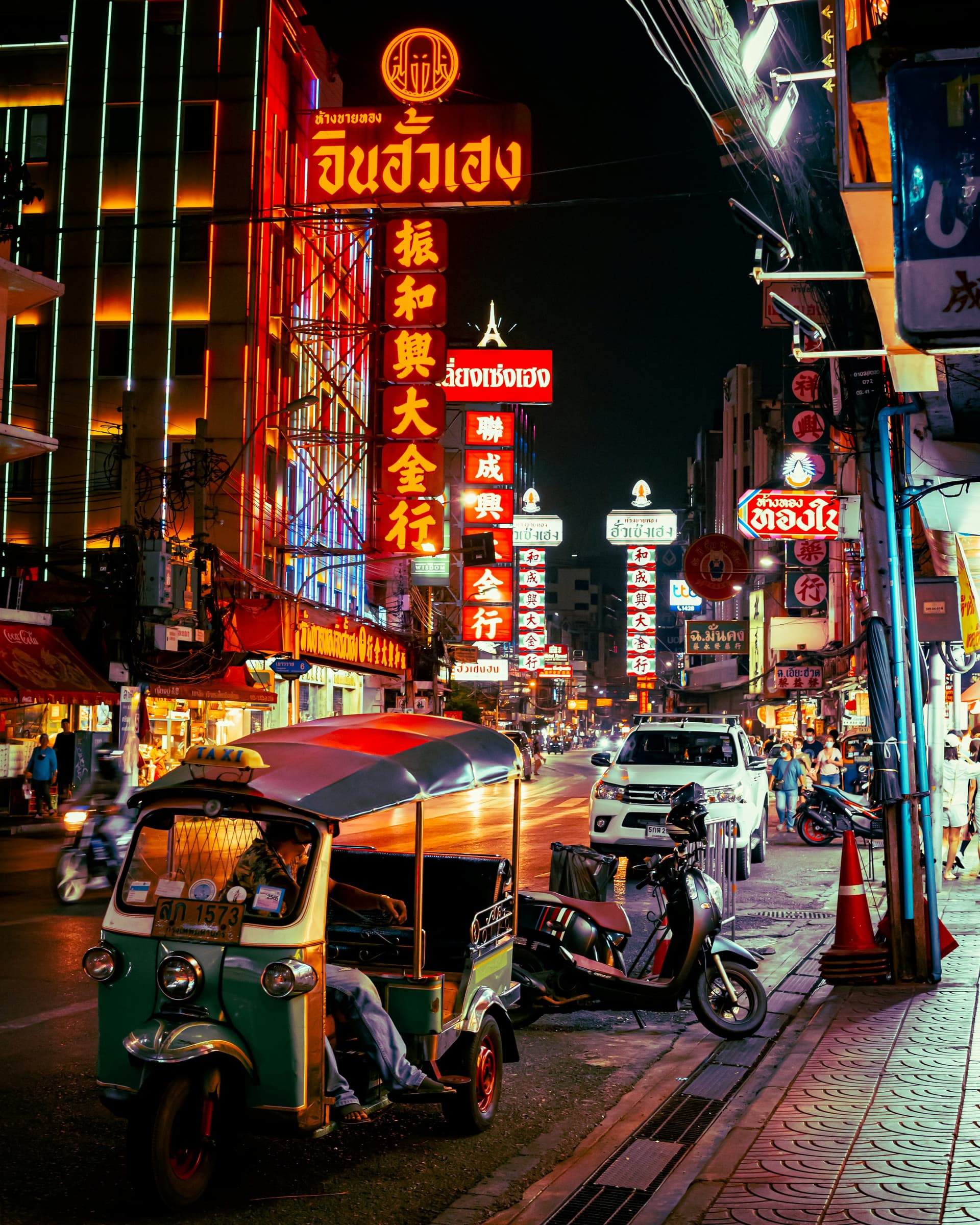 Bangkok city energy and local social fitness communities